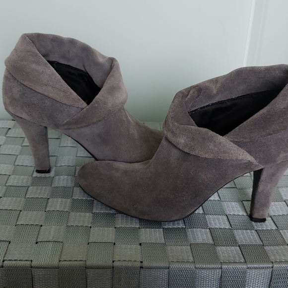 gorgeous Enzo gray suede bootie size 8 1/2 - Picture 7 of 8